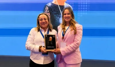 Reconocimiento a Gina Díaz Buelvas, directora del Voluntariado Unimetro.