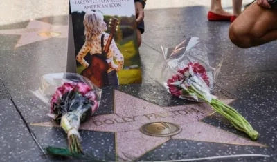 Admiradores rinden homenaje a Dolly Parton. 