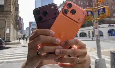 Una persona sostiene dos iPhone 18 este jueves, en Nueva York.