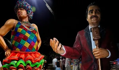 Esculturas de 'María Moñito' y Nelson Pinedo. 