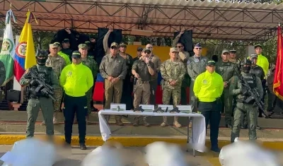 El Presidente Abelardo De La Espriella y los cuerpos de los abatidos.