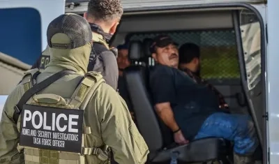 Agentes durante el arresto de inmigrantes indocumentados, en Luisiana