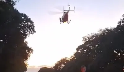 Autoridades atendiendo el accidente.