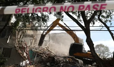 Autoridades realizan remoción de escombros de un edificio desplomado en Cali.