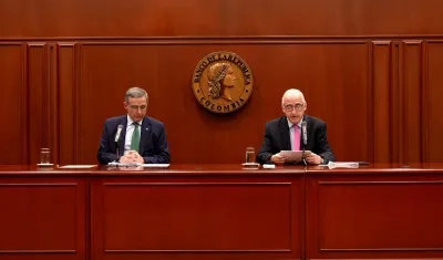 El Ministro de Hacienda, Miguel Gómez Martínez, y el gerente Leonardo Villar Gómez.