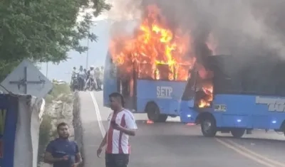 Los dos buses incendiados en plena Troncal del Caribe, en Santa Marta. 