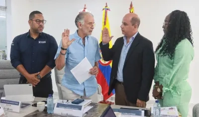 Camilo Noguera tomando posesión ante el gobernador Eduardo Verano.