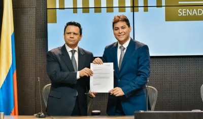 Camilo Torres Villalba, senador de la República (derecha).