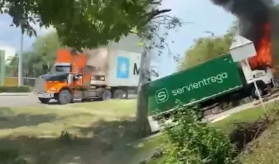 La tractomula y el camión incinerados.
