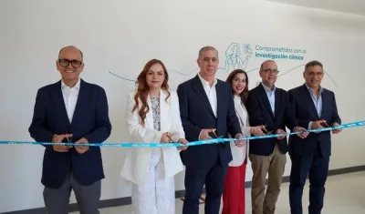 Pablo Cervera, gerente de la Red Prestacional de Colombia; Sindy Pahola Pulgarín Madrigal;  Juan Carlos Hernández, Director de Red Prestacional del Atlántico;  Rayet Harb, vicepresidenta ejecutiva de Operaciones Auna;  Ubaldo Padilla, Director Médico Clínica Portoazul Auna; Manuel González, Director de Auna Ideas.