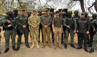 El Presidente Abelardo De La Espriella y el Comando Especial 'Los Lobos'.
