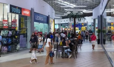 El comercio se prepara para el Día de Amor y Amistad este sábado. 