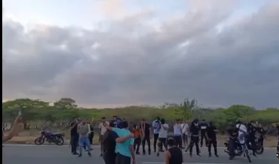 Decenas de hombre en la caravana que recibió los restos mortales del 'Bendito Menor'.