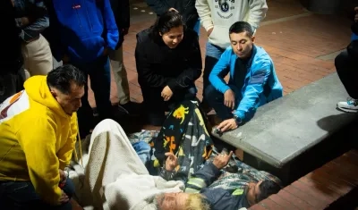 Jorge Barón Jr dialogando con habitantes de la calle. 