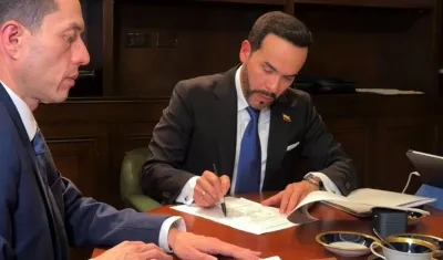 El Presidente Abelardo De La Espriella firmando una extradición.