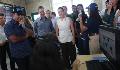 El alcalde de Alejandro Char con David Vélez y María Vélez.