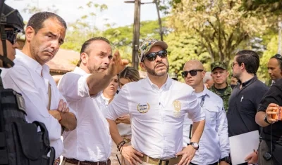 El alcalde de Cali, Alejandro Eder, y el Presidente Abelardo De La Espriella recorriendo una zona afectada.
