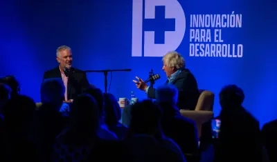 El expresidente Iván Duque durante una charla junto al ex primer ministro británico Boris Johnson 