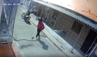 Extorsionistas quemando fachada de inmueble en el barrio 7 de Abril. 