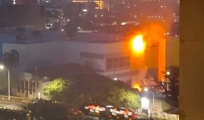 Desde edificios cercanos logró verse el incendio en el aviso publicitario. 