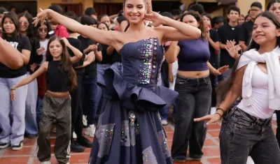 La reina Salwa Maloof en una institución educativa.