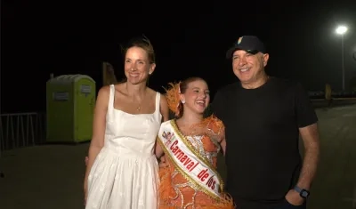La Reina del Carnaval de los Niños 2027, Isabella Daes, junto a su papá, Christian Daes, y su mamá Carla García.
