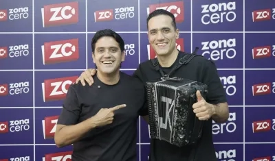 Luisk De León junto al acordeonero Juank Ricardo en la redacción de Zona Cero. 
