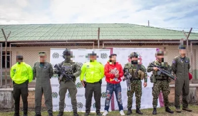 Miembros del Ejército y la Policía con el capturado alias 'Correa'.