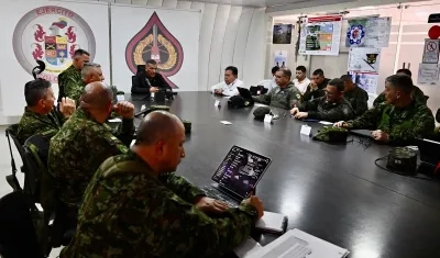 Ministro de Defensa, Jorge Mora, liderando una reunión con la cúpula militar.