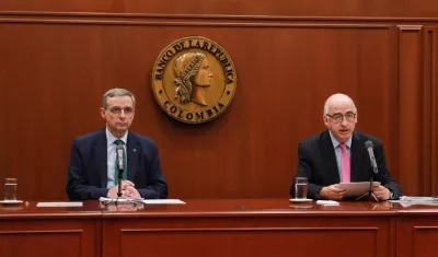 El ministro de Hacienda, Miguel José Gómez Martínez (izquierda) en el Banco de la República. 