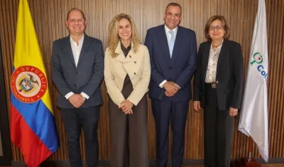 Ministra de Trabajo Natalia Eugenia López (segunda de izquierda a derecha) al lado del nuevo presidente de Colpensiones.