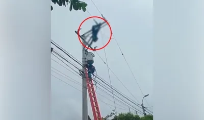 El operario cuando era auxiliado por sus compañeros. 