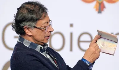 El expresidente Gustavo Petro y el pasaporte.