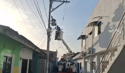 Personal de Air-e trabajando en transformadores