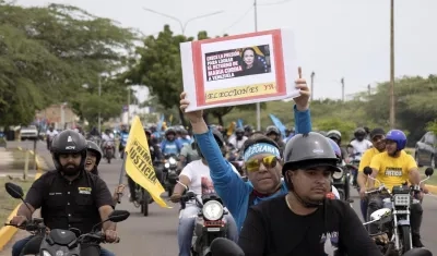 Personas participan en una caravana en apoyo a la líder y premio nobel de la paz 2025, María Corina Machado.