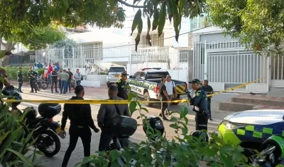 La Policía acordonó el área donde se presentó el hecho criminal. 
