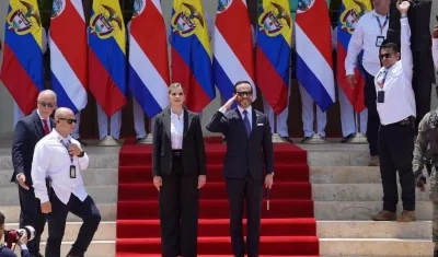 La presidenta de Costa Rica, Laura Fernández; y el mandatario de los colombianos, Abelardo De La Espriella. 