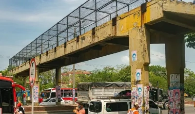 Puente peatonal del colegio Inem.