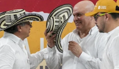 El expresidente Gustavo Petro y el exparamilitar Salvatore Mancuso. 