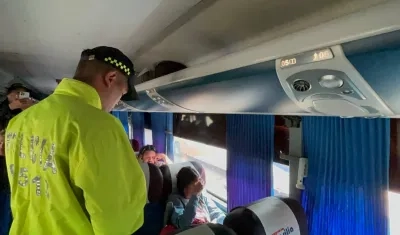 La Policía realizando operativos de control al interior de los buses interdepartamentales. 