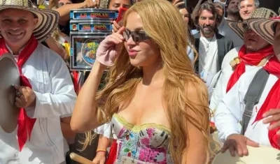 Shakira fue recibida en Madrid por una delegación de artistas del Carnaval de Barranquilla.