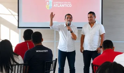El secretario general de la Gobernación del Atlántico, Pedro Lemus, socializando los proyectos en ese municipio. 