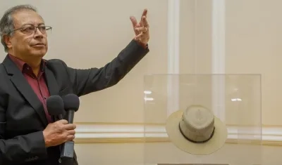 El entonces Presidente Gustavo Petro con el sombrero de Carlos Pizarro. 