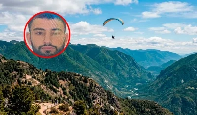 Noam Maman, de 23 años, iba en un parapente similar a este cuando se precipitó a tierra. 