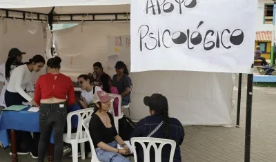 Un grupo de damnificados recibiendo apoyo psicológico tras el terremoto.