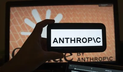 Una persona sostiene un teléfono con el logotipo de la inteligencia artificial (IA) Anthropic.