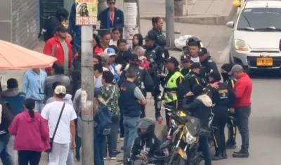 El vigilante fue auxiliado por compañeros y llevado a una clínica, donde se confirmó su muerte. 