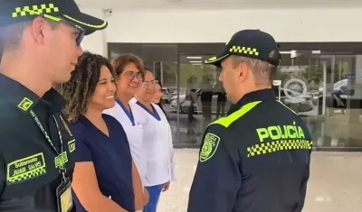 El coronel Alexander Obando visitando las instalaciones de la Clínica de la Policía, en Soledad. 