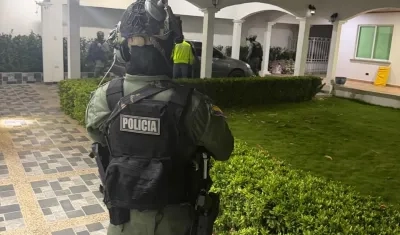 La Policía en la vivienda donde fue abatido alias 'Bendito Menor'. 