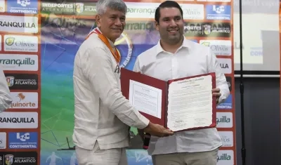 Estewil Quesada, presidente de Acord Atlántico, recibió el reconocimiento del Senado de la República a la agremiación.